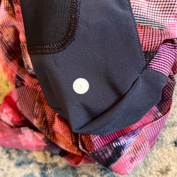 Lululemon Spring Break Away Short Size 4 - Picture 5 of 9